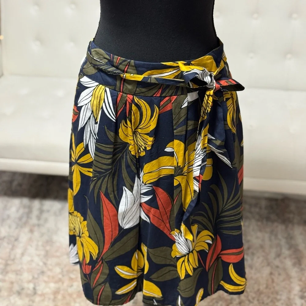 Ann Taylor Factory Tropical Print Tie Waist Shorts Navy Yellow Women Size 12 - Picture 2 of 5